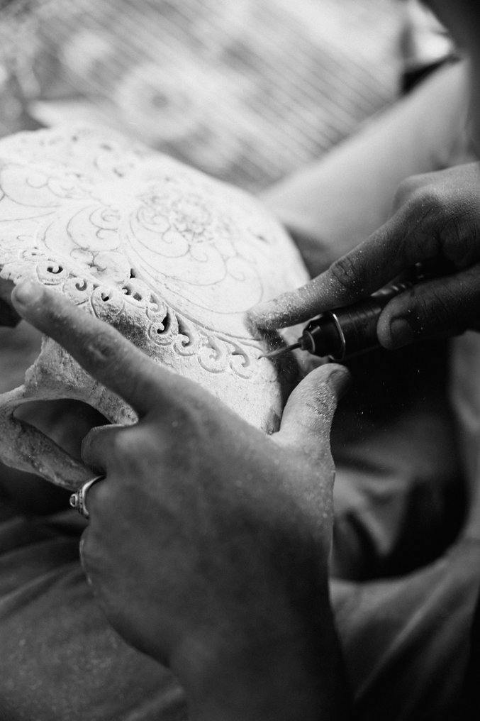 无底价 - 棕色雕刻牛头骨配波希米亚雕刻角 - 传统巴厘风格图案 雕刻的颅骨 - Bos Taurus - 58 cm - 58 cm - 17 cm- 非《濒危物种公约》物种 - (1) #4.3