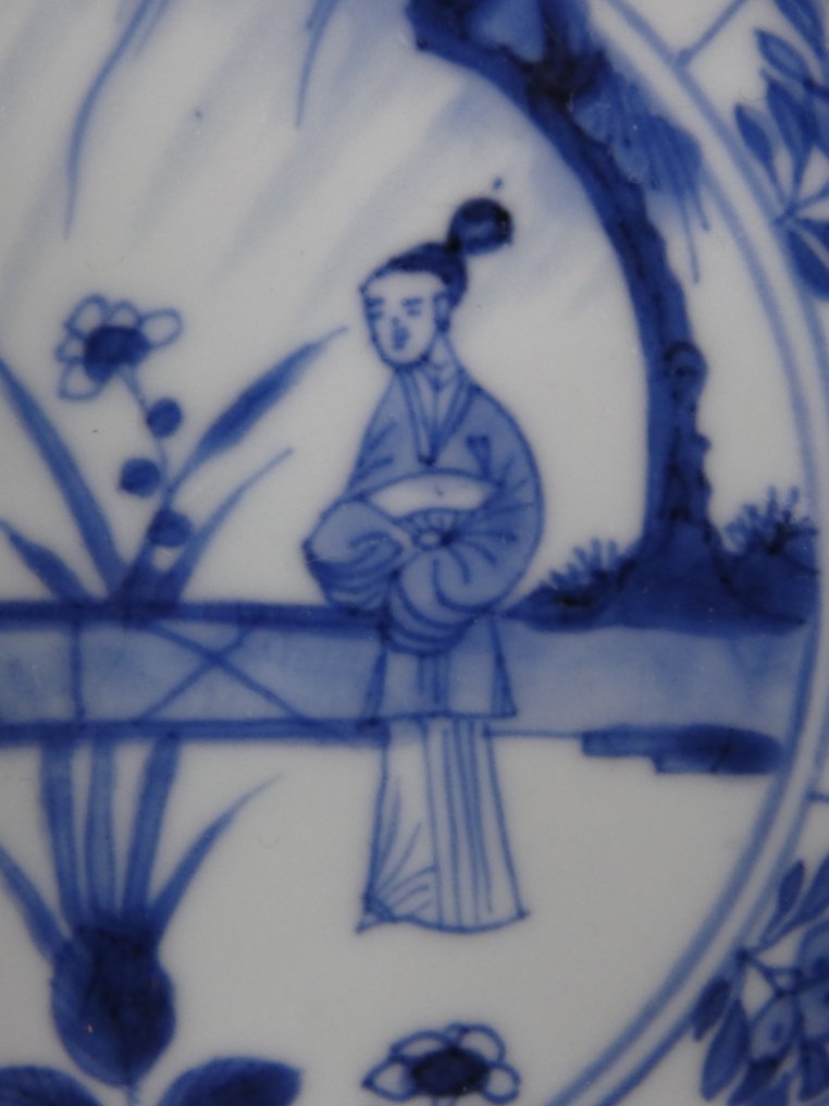Kangxi (1662-1722) - Πιάτο - Very fine Ladies within Floral Garden Landscape - Πορσελάνη - Πίσω μέρος του πέταλου του λωτού #1.0