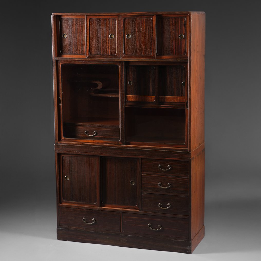 Cha'dansu ντουλάπι τσαγιού - Ξύλο Keyaki (Zelkova - ιαπωνική βελανιδιά), γυαλί, μπρούντζος. - Ιαπωνία - Taishō period (1912-1926) #1.0