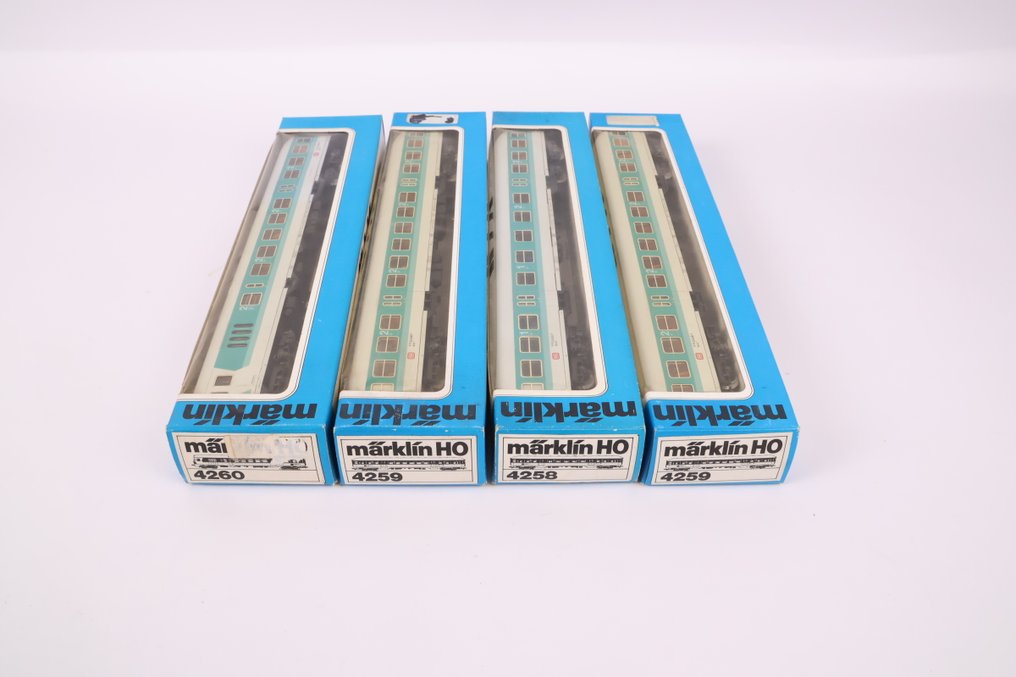 Märklin H0 - 4258/4259/4260 - Model train passenger carriage (4) - Four carriages beige/blue with control cab - DB #1.0