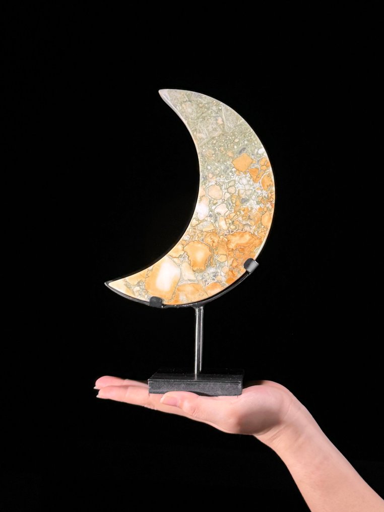 无底价 - 一块美丽的缟玛瑙 新月形状的，放置在定制支架上 - 高度: 27.7 cm - 闊度: 16 cm- 1700 g - (1) #1.0