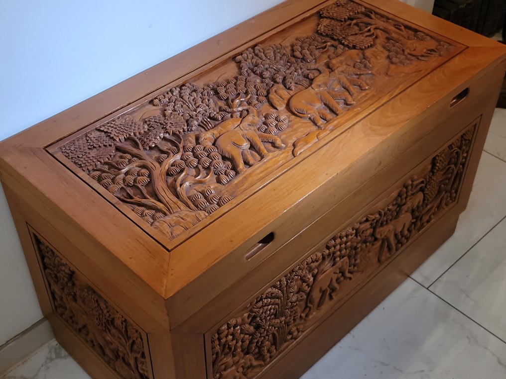 Orientalische Truhe – Reich geschnitzte Kampferholztruhe – Handarbeit - 櫃子 - 坎普弗霍尔茨 #1.0