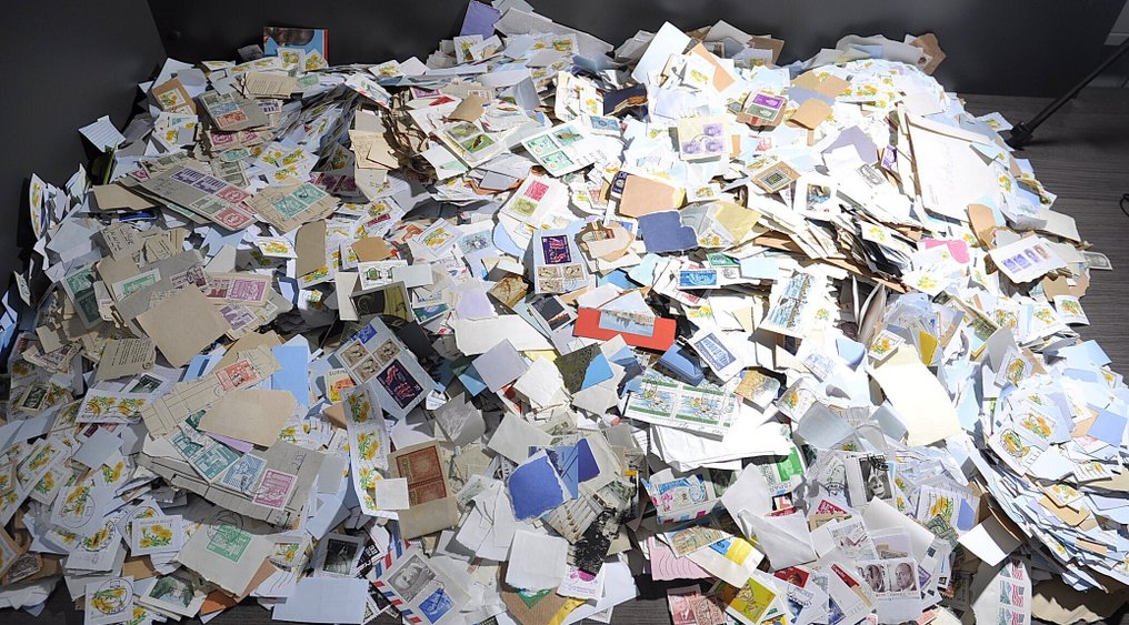 Świat  - Duży karton pełen poszukiwań z 5,9 kg znaczków na fragmentach z różnych krajów. #1.0