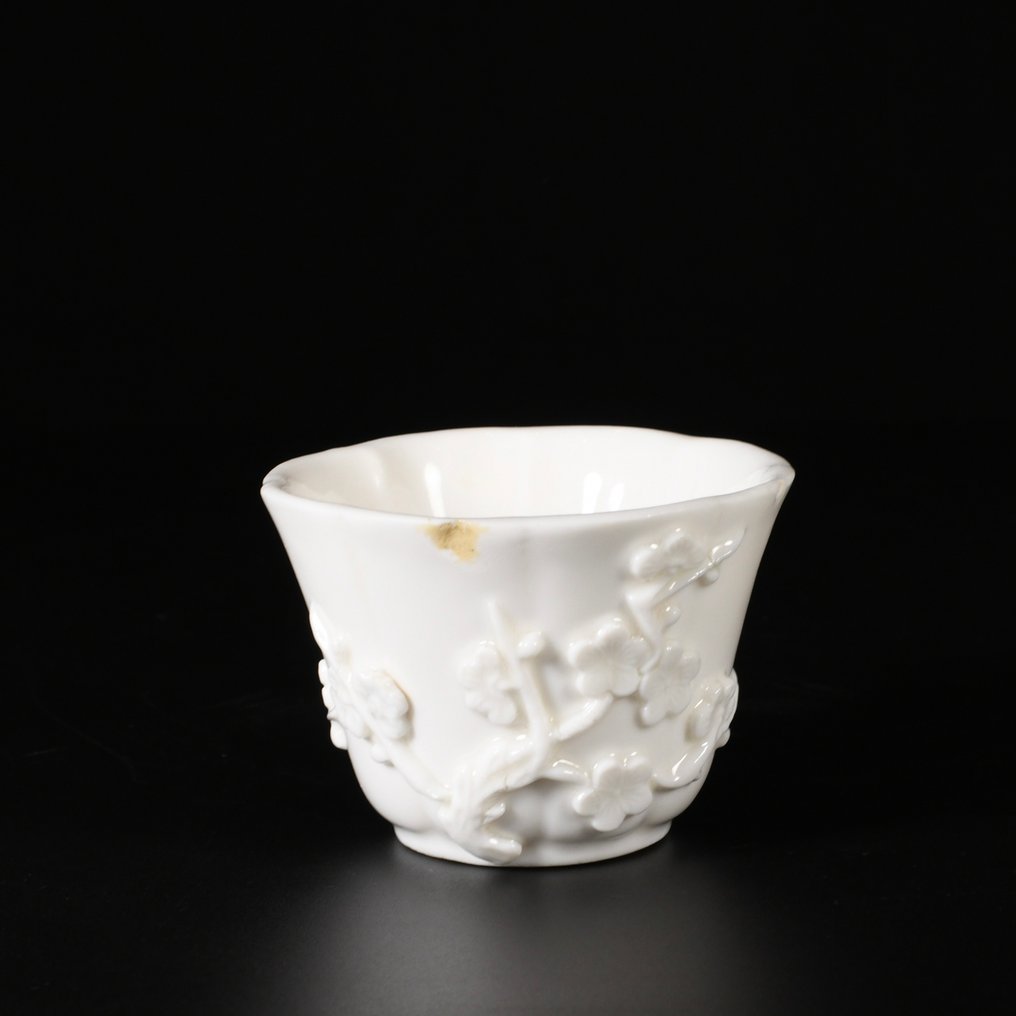 Κύπελλο - Gobelet en blanc de chine à décor de branches prunus en relief - Πορσελάνη #2.1