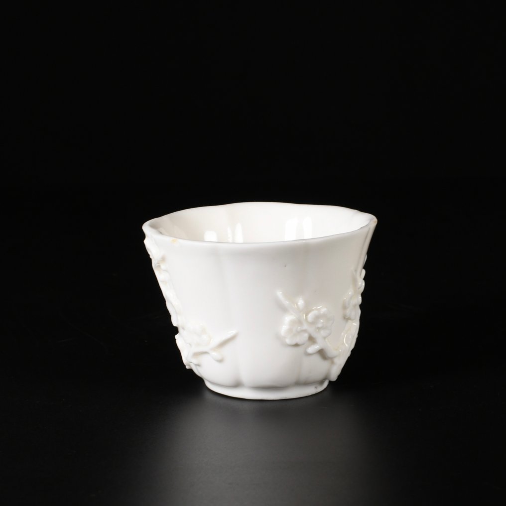 Κύπελλο - Gobelet en blanc de chine à décor de branches prunus en relief - Πορσελάνη #3.2