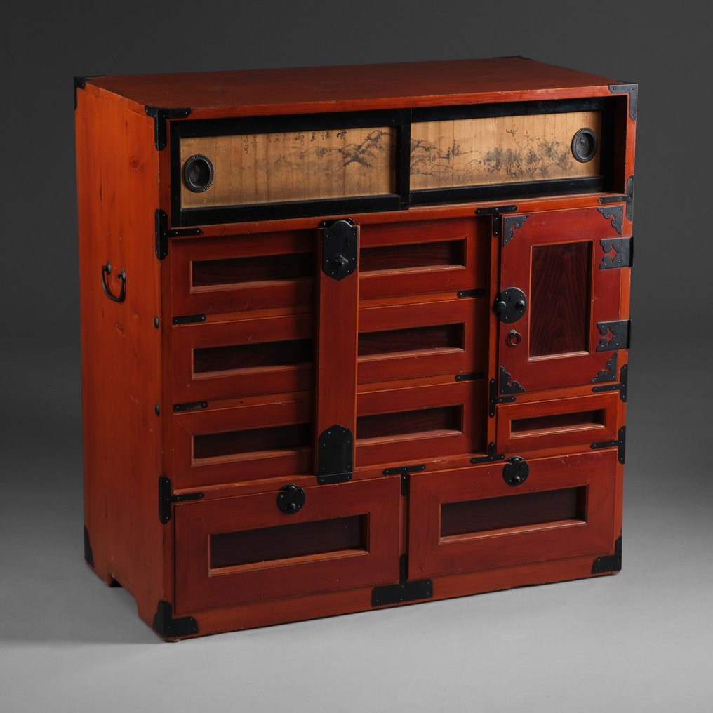 Takayama ishô'dansu 衣装箪笥（抽屉柜） - 杉木（cedar）木材，桐木（paulownia），铁 - 日本 - Meiji period (1868-1912) #1.0