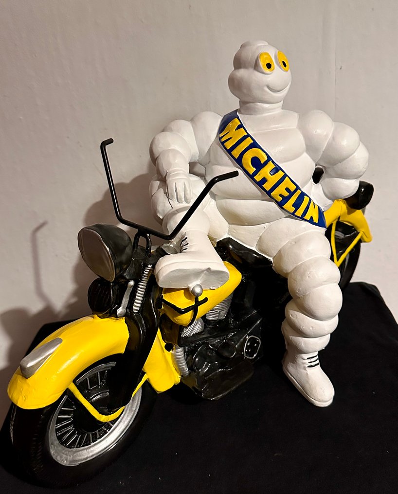Una figura muy grande del hombre Michelin (Bibendum) en una motocicleta, sin reserva. - Michelin #4.3