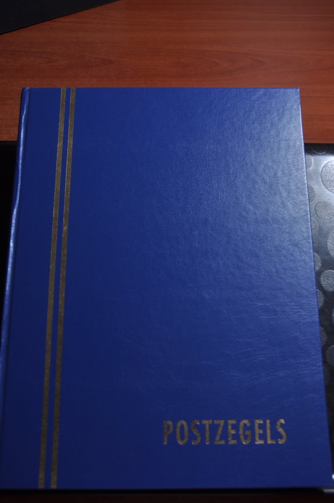 Netherlands  - Collection with quantities and mint condition items in various albums and stockbooks. #1.0