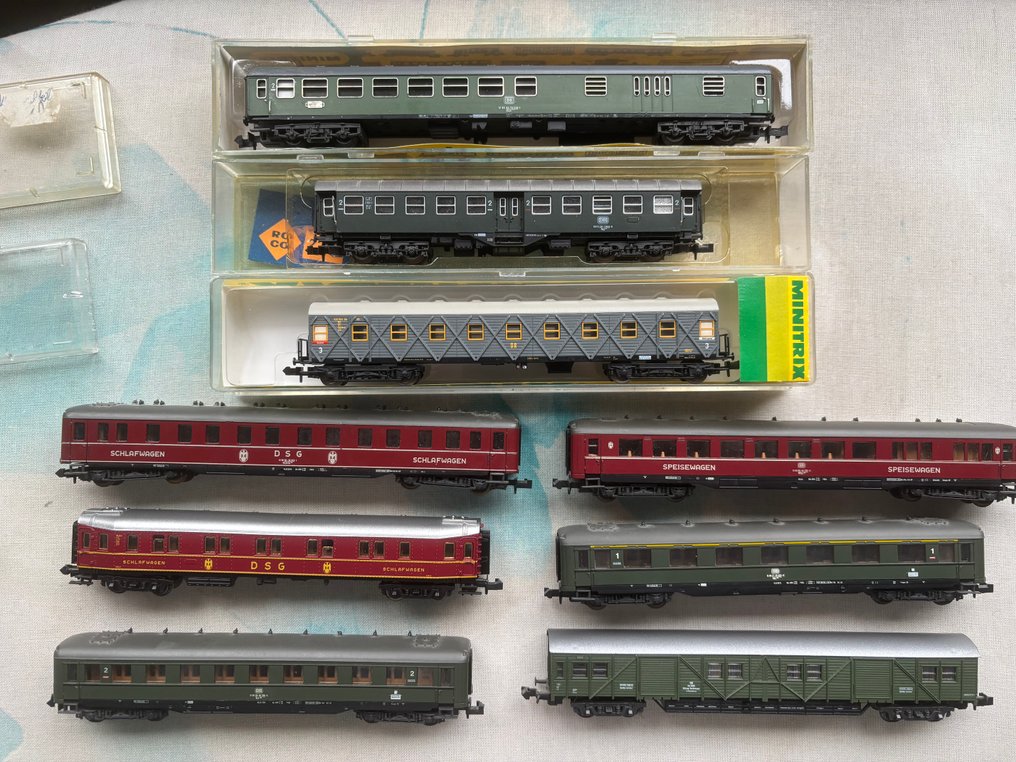 Minitrix, Roco N - Carrozza passeggeri di modellini di treni (9) - 9 diversi carrozze passeggeri della DB. - DB #1.0