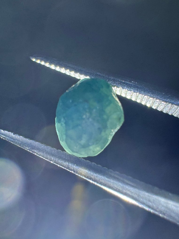 天然蓝绿色钻石原石，重0.90克拉。无底价！ 粗糙 - 高度: 5.3 mm - 宽度: 4.6 mm- 0.18 g #2.1