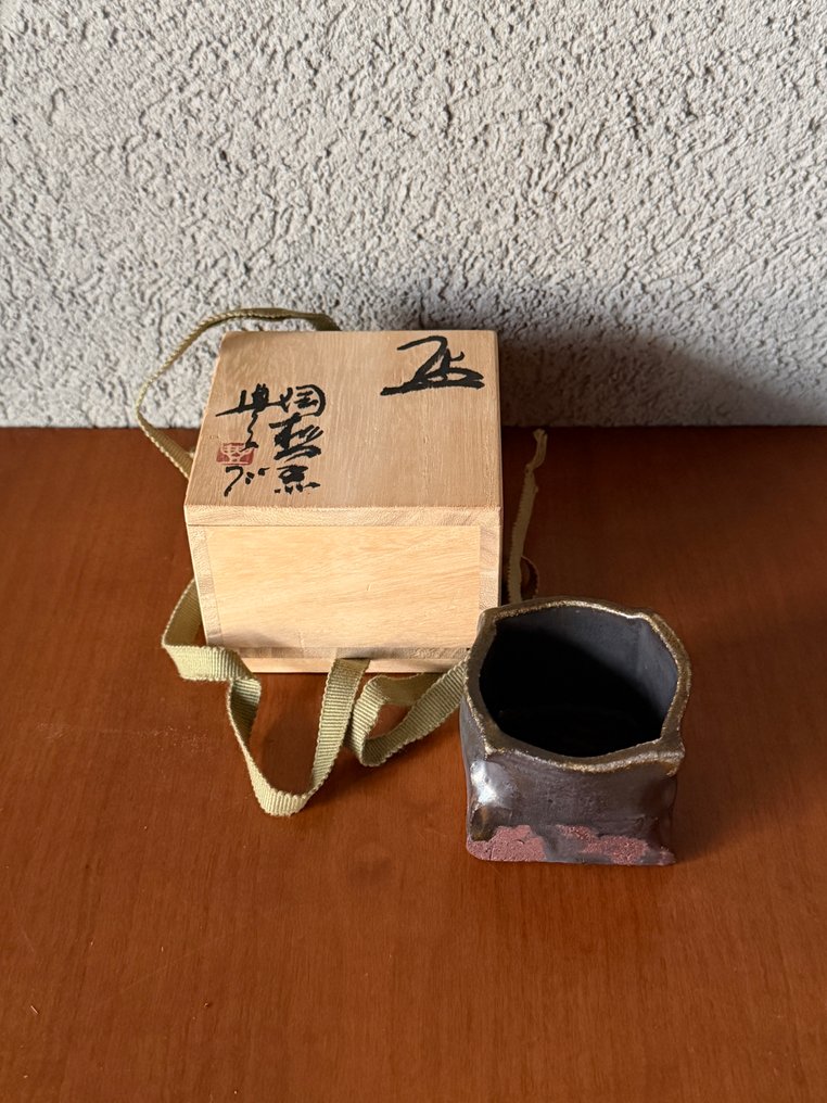 Nakamure Yutaka 中村 豊 - Φλιτζάνι τσαγιού - compact, sculptural form with a softly irregular square profile that feels intentional - Κεραμικό #1.0