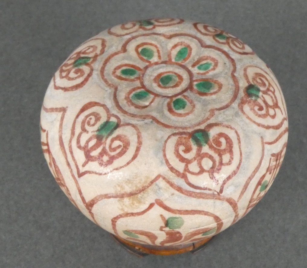 Jiajing (1522-1566) - 盒子 - 水仙、波浪与花卉镶板——多叶盒——釉下蓝色、釉上红色和绿色 - 瓷 - 盒子与盖子 #1.0