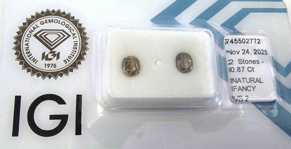 No reserve price - 2 pcs Diamond  (Natural)  - 0.87 ct - Cushion - VS2 - International Gemological Institute (IGI) - Fancy Deep Green Yellow #1.0