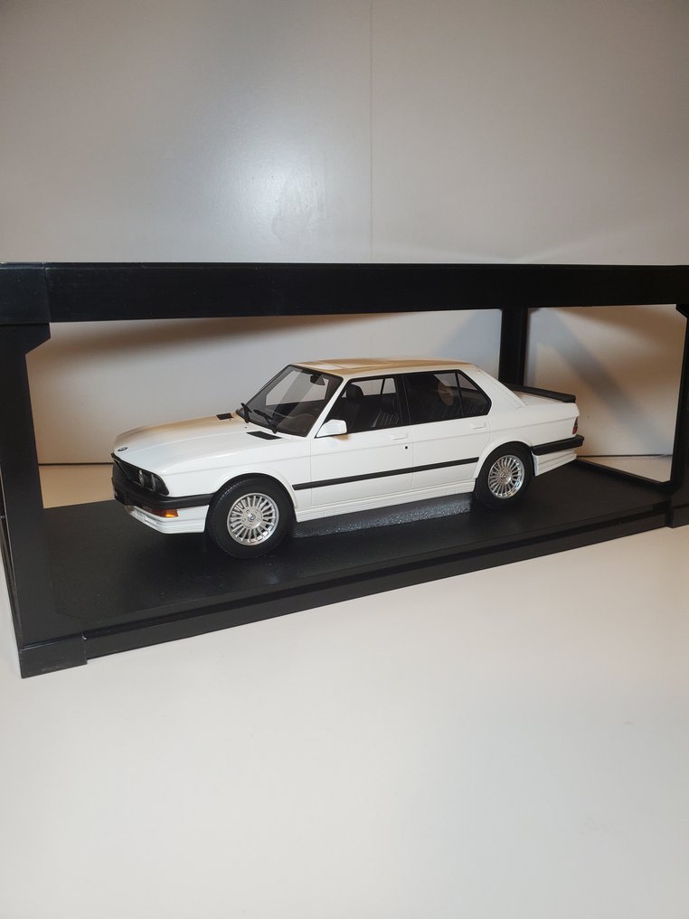 MAXIMA 1:18 - Model samochodu - BMW M5 #1.0