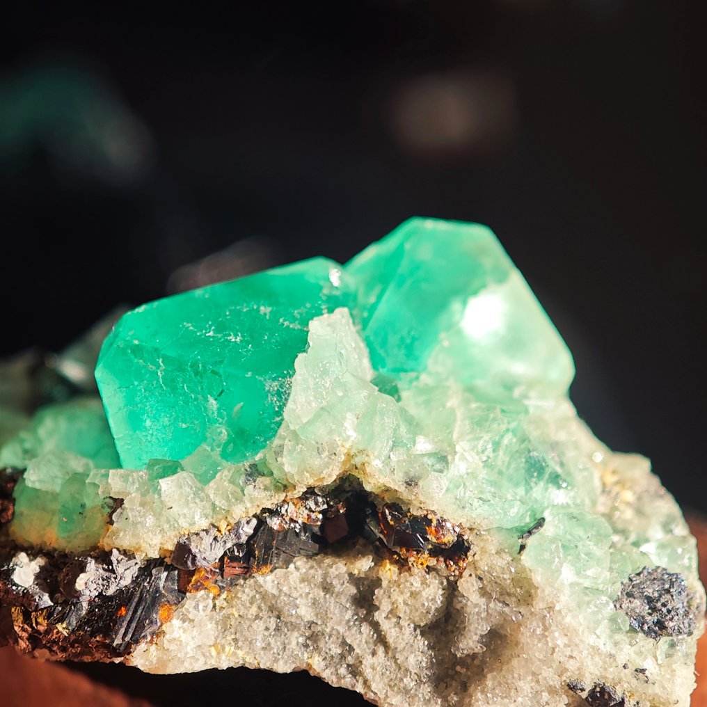 114,95 ct 祖母绿绿色八面体A+++秘鲁萤石水晶在基质上- 22.99 g #4.3