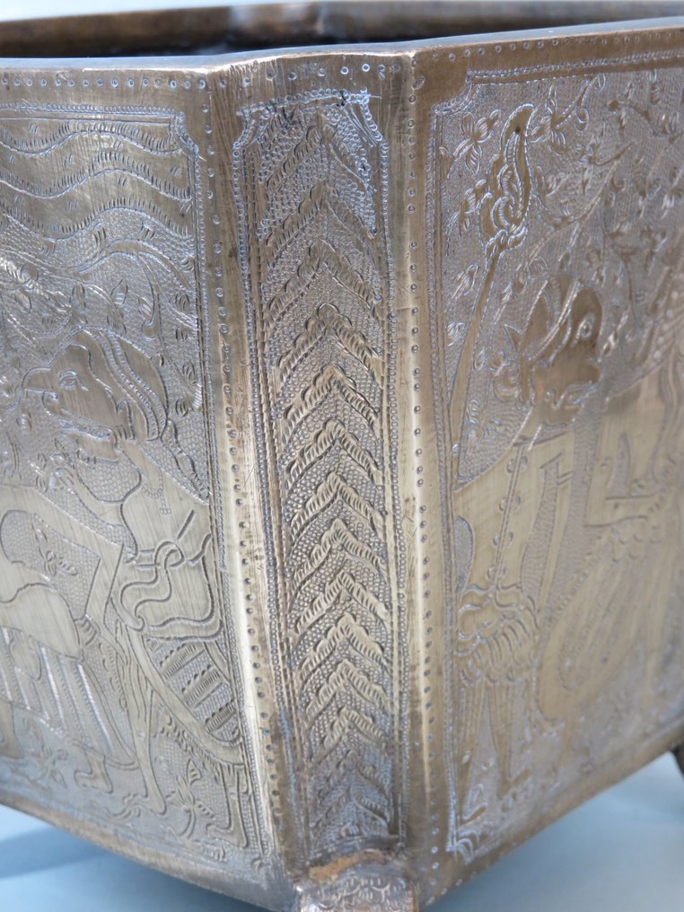 Bloempot met o.a. paard, olifant & verschillende Wajang figuren - Γλάστρα (2) - Ορείχαλκος #4.3