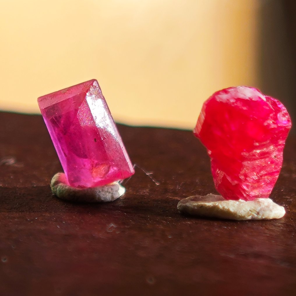 0,68 ct Duifbloed Rubin Set, ruw + gefacetteerde steen- 0.14 g #1.0