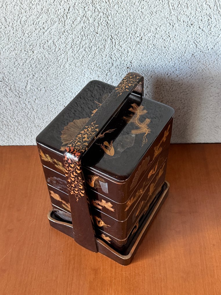 盒 - 四层日本漆盒，配以优雅的 maki-e 装饰，采用金色和柔和的银色调 - 木, 漆 #4.3