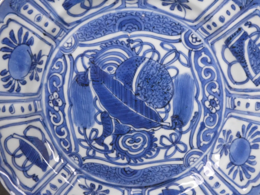 Wanli (1573-1619) - Μπολ - Many Buddhist Treasures - Scroll, Double Gourd Flask and Artemisia Leafs - Πορσελάνη - Ρηχό μπολ Kraak #1.0