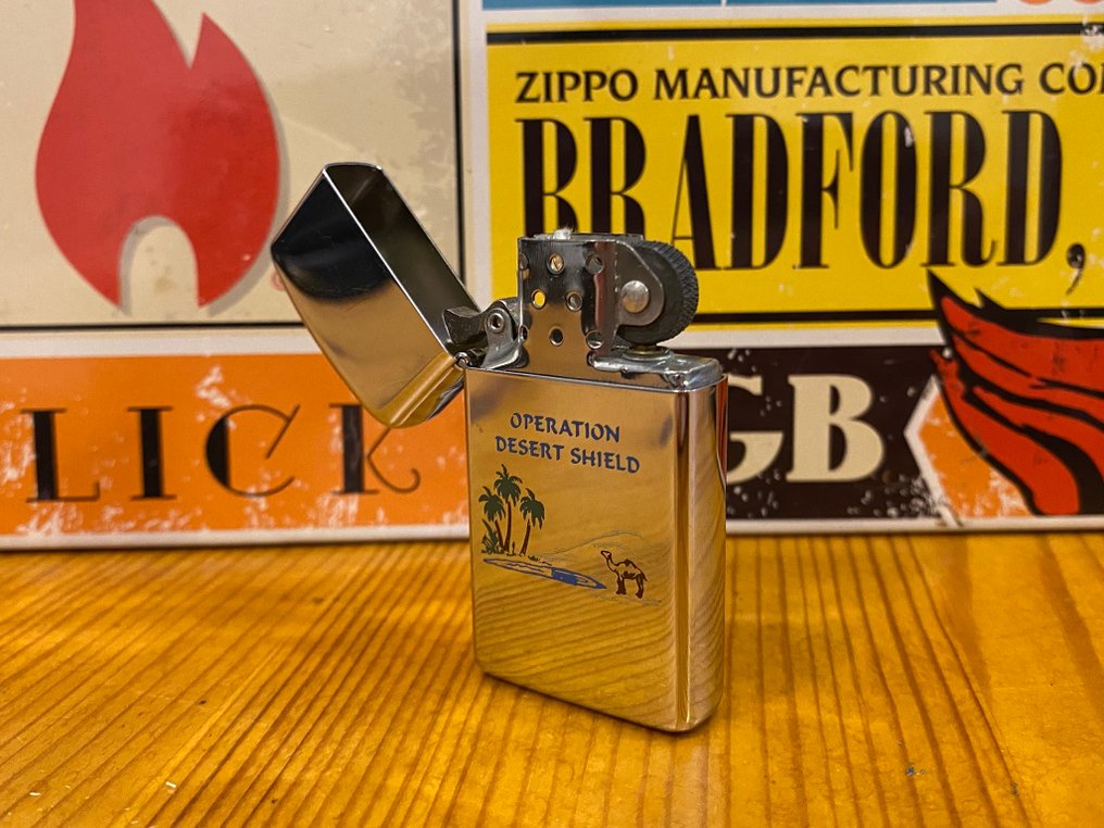 Zippo - OPERATION DESERT SHIELD SLIM - EDITION 1990 - Ingen mindstepris - Lighter - Stål (rustfrit), Messing #4.3