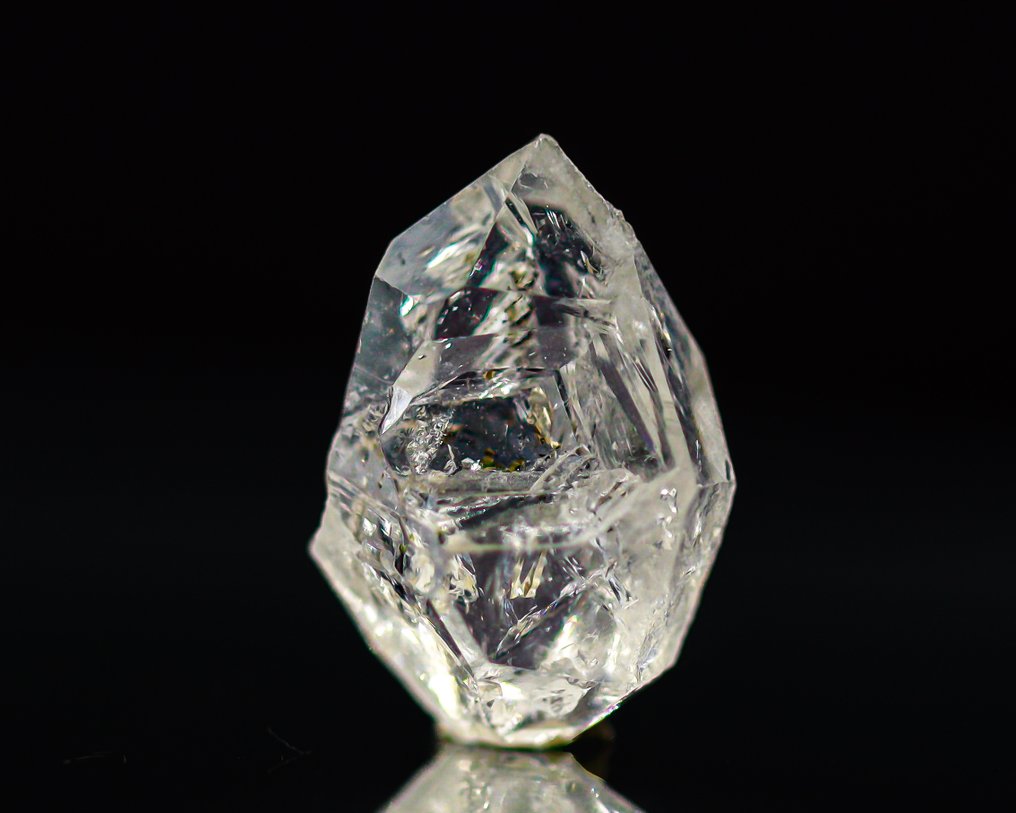 Sharp APEX Herkimer Diamond • Marvellous PETROLEUM UV Fluorescence • 3.65 ct - Height: 12 mm - Width: 10 mm- 0.69 g - (1) #1.0