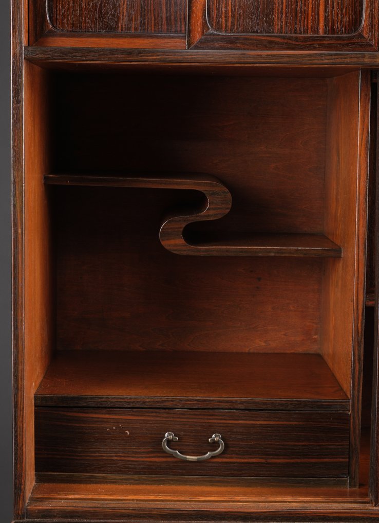 Cha'dansu ντουλάπι τσαγιού - Ξύλο Keyaki (Zelkova - ιαπωνική βελανιδιά), γυαλί, μπρούντζος. - Ιαπωνία - Taishō period (1912-1926) #4.3