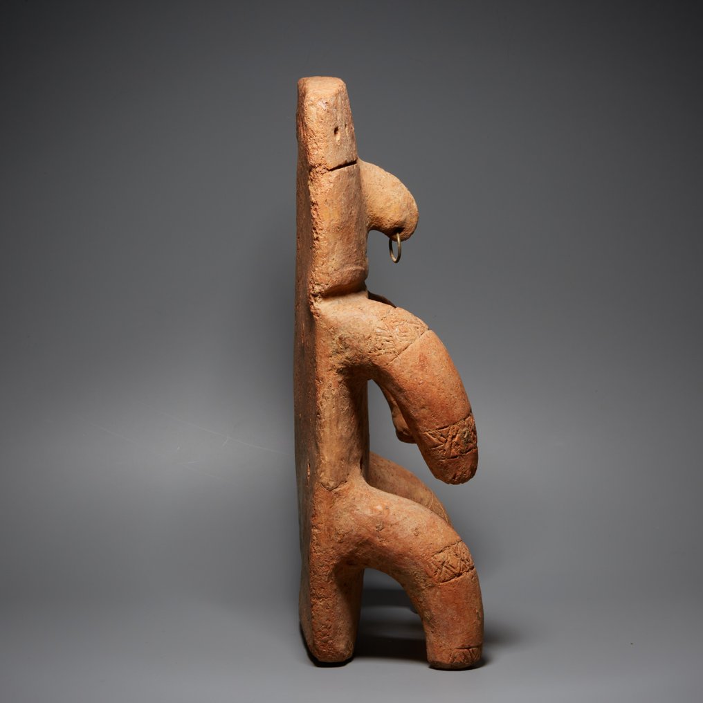 Quimbaya, Colômbia Terracota Figura do tipo retábulo. c. 1000 - 1400 d.C. Altura de 28 cm. Com licença de importação espanhola. #3.2