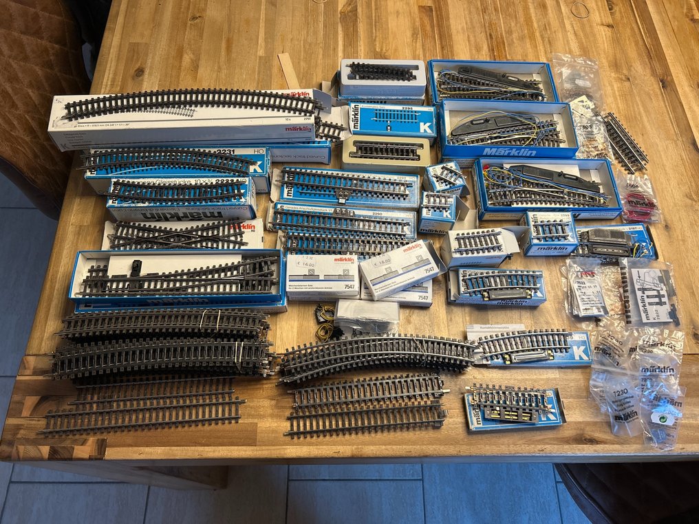 Märklin H0 - 2290,2259,2292,7547,7230,2293,2295,2231,2197 - Set di binari per modellini di treni (125) - Set di binari K Märklin H0 comprensivo di deviatoi, incroci, binari curvi e diritti. #1.0