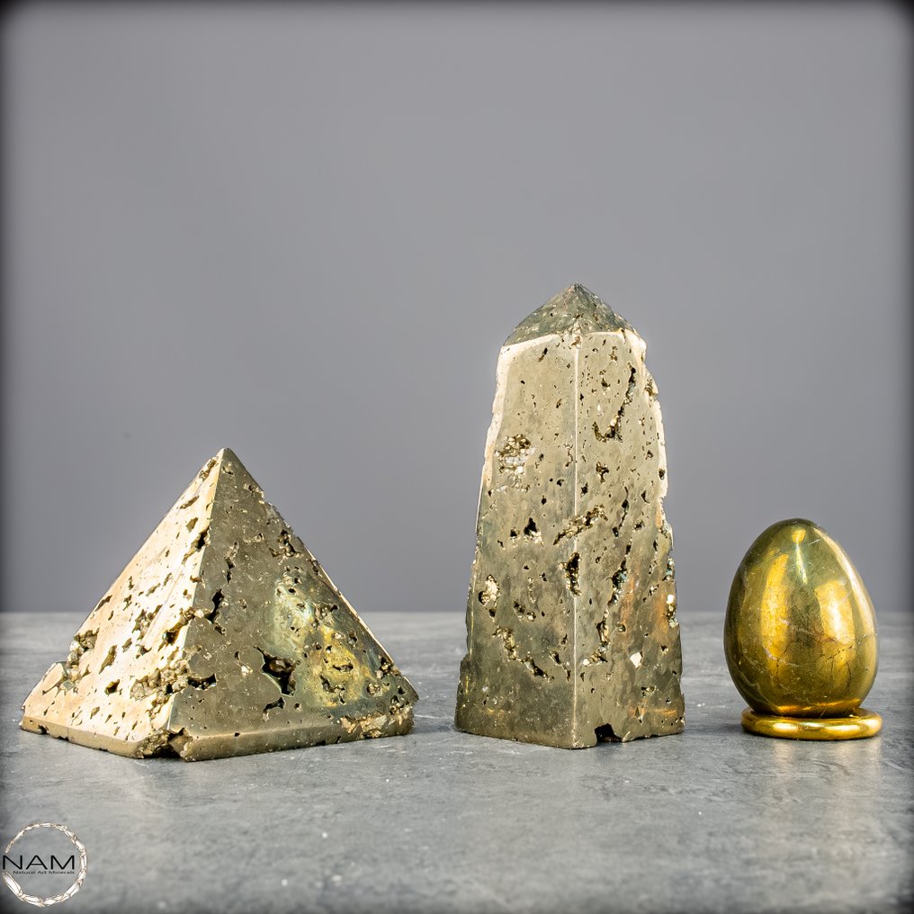 独家黄铁矿套装 Ei/Chalkopyrit、金字塔和方尖碑，呈现出耀眼的金色外观- 615.47 g - (3) #1.0