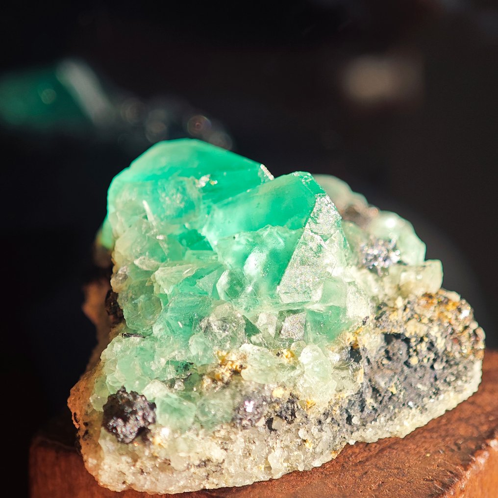 114,95 ct 祖母绿绿色八面体A+++秘鲁萤石水晶在基质上- 22.99 g #2.1