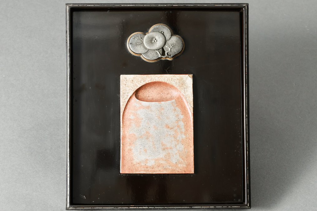 Box - Peony, Butterfly and Plum Chinkin Design Five-Tier Suzuri-bako with Eggshell Inlay (花蝶沈金彫 卵殻象嵌 重硯箱) - Okada Hyokan (岡田表寛) #4.3