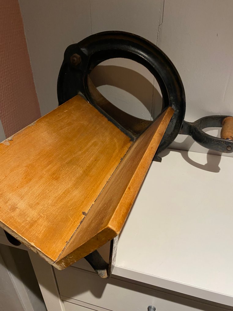 Raadvad - Ove Larsen - Κόφτης ψωμιού -  294 - Cast iron #2.1