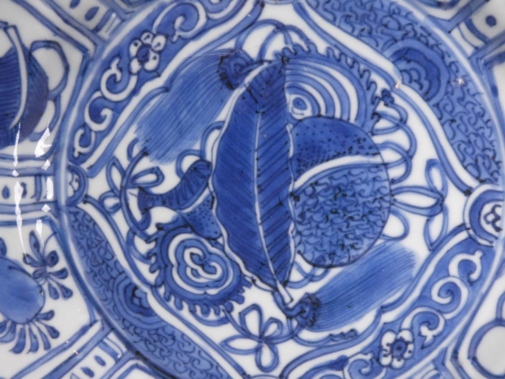 Wanli (1573-1619) - Μπολ - Many Buddhist Treasures - Scroll, Double Gourd Flask and Artemisia Leafs - Πορσελάνη - Ρηχό μπολ Kraak #4.3