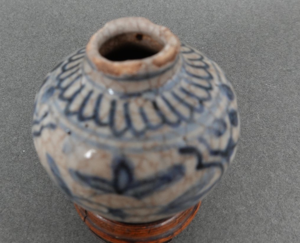 Jiajing (1522-1566) - Purkki - Sininen ja valkoinen Ming-dynastian pallomainen malja - Posliini - Persikka ja lehtikuvioita #2.1