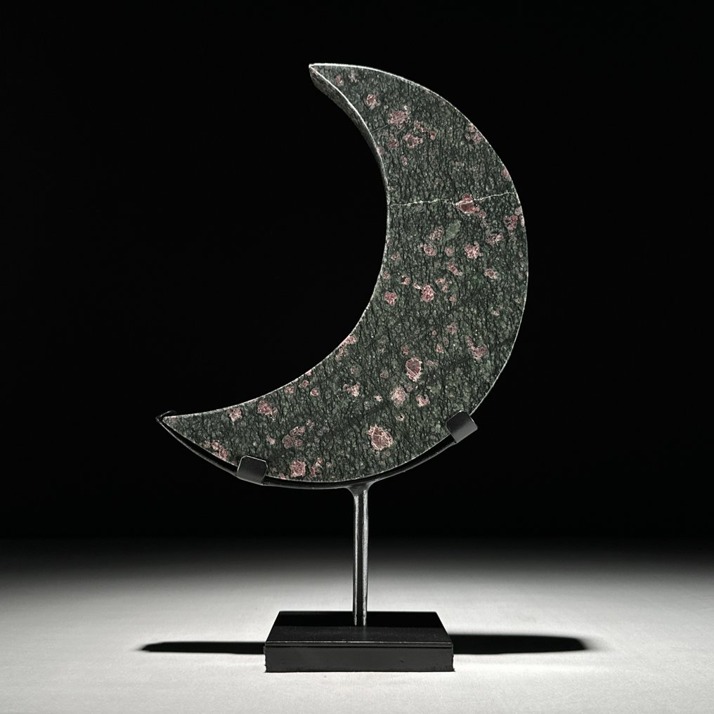 无底价 - 精彩的 Ruby Zoisite 新月形状的，放置在定制支架上 - 高度: 28.4 cm - 闊度: 18 cm- 1800 g - (1) #1.0
