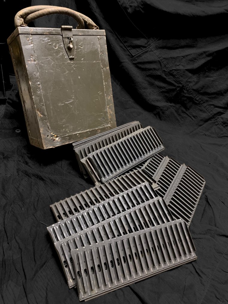 意大利 - 布雷达M37机枪弹药箱二战，配有12个弹夹。 - 军用配件 #1.0