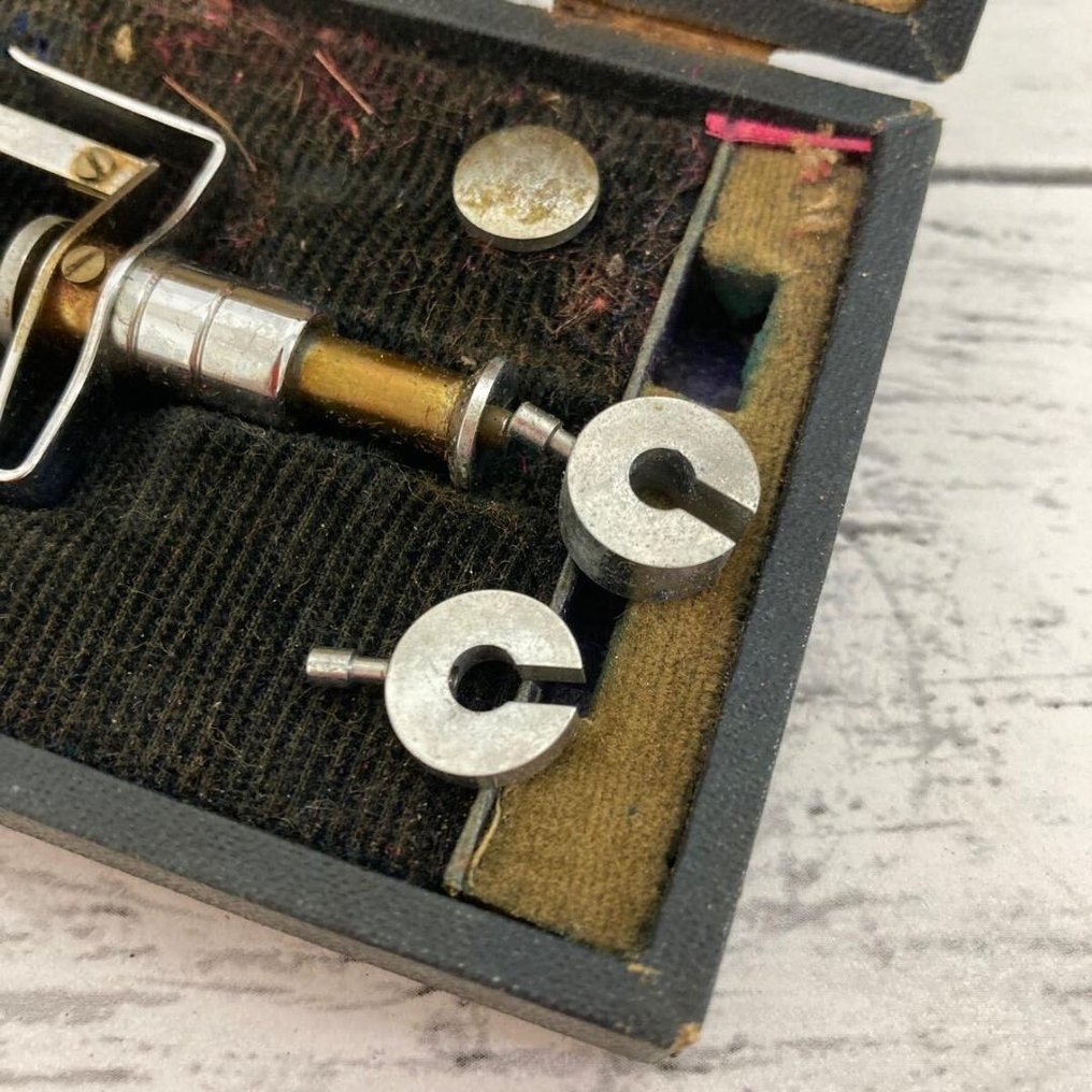 昭和时代的古董眼科仪器，配有盒子的复古便携式眼压计，医疗设备 - 金屬 - 1920-1950 #3.2