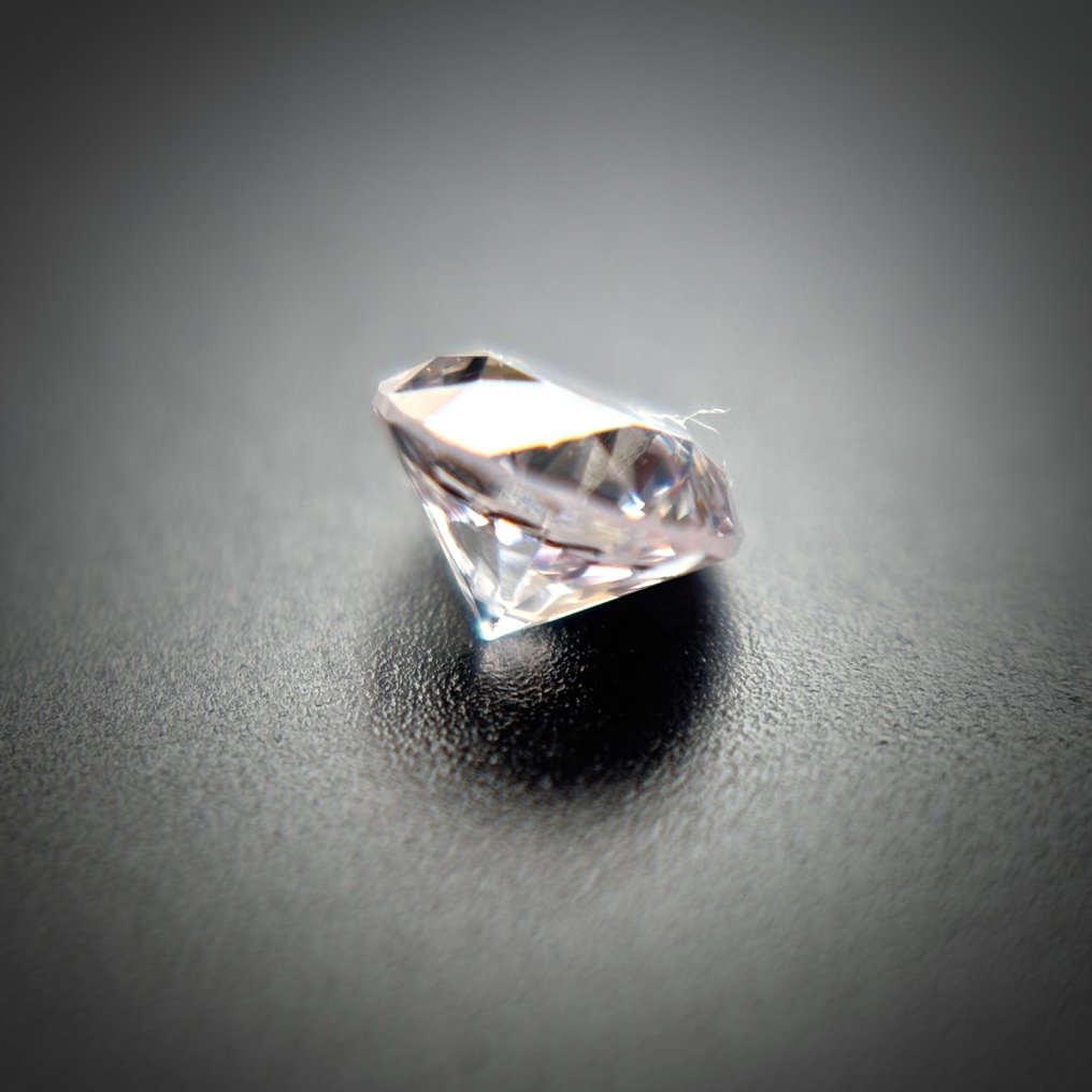 沒有保留價 - 1 pcs 鑽石  (天然彩色)  - 0.14 ct - 圓形 - Very light 淡紫色 粉紅色 - SI2 - Antwerp Laboratory for Gemstone Testing (ALGT) #3.2
