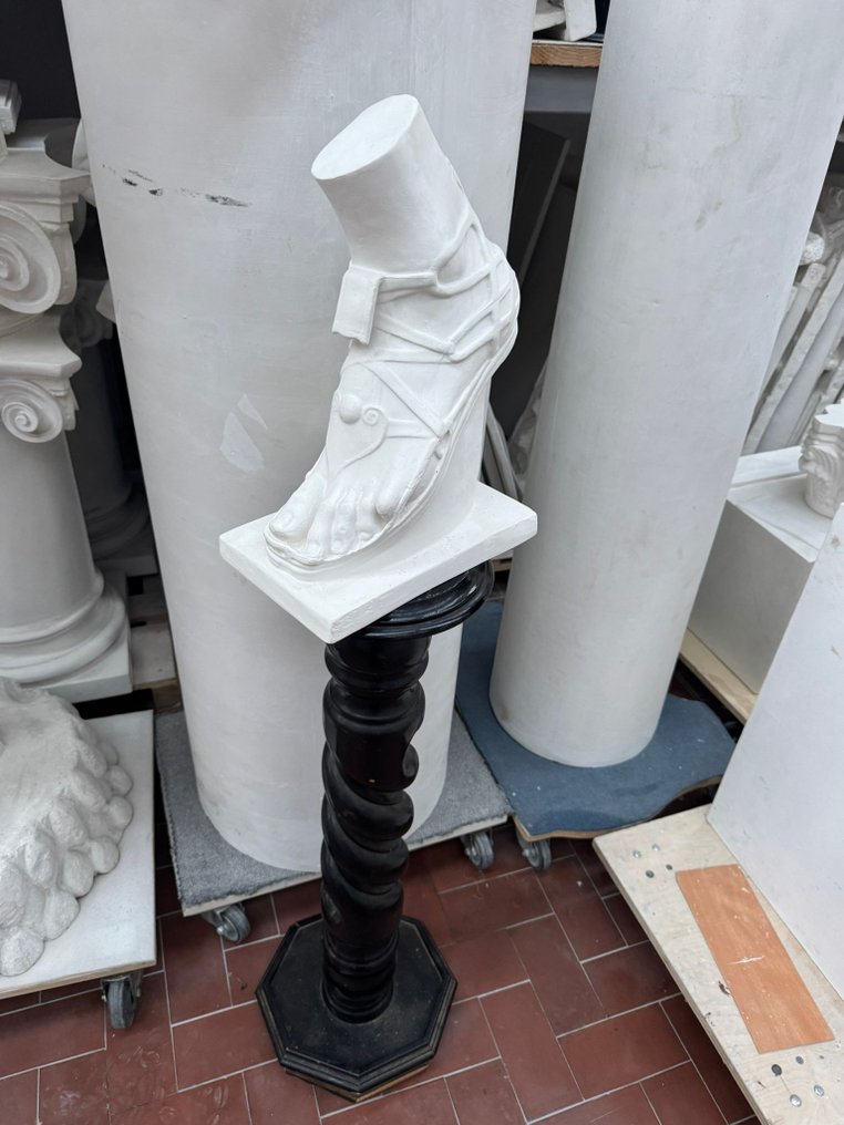 sculptuur, Piede con sandalo - 40 cm - Gips #1.0