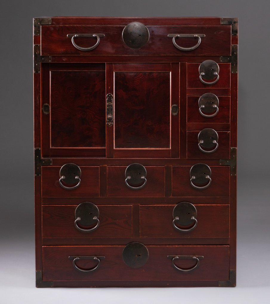 Dokumentenschrank für Händler (帳場箪笥, chôba’dansu) - Hinoki (Cypress) Holz, Keyaki (Zelkova) Holz, Sugi (Zeder) Holz, Gusseisen - Japan - Frühe Meiji-Zeit (zweite Hälfte des 19. Jahrhunderts) #1.0
