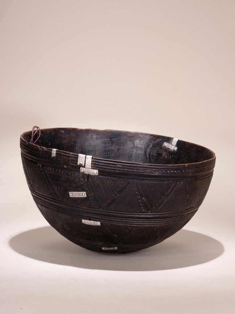 Ξύλινο μπολ με σκαλίσματα και τοπικές επισκευές, Τούαρεγκ ή Φουλάνη, Νίγηρας. - Tuareg - Νίγηρας  (χωρίς τιμή ασφαλείας) #1.0