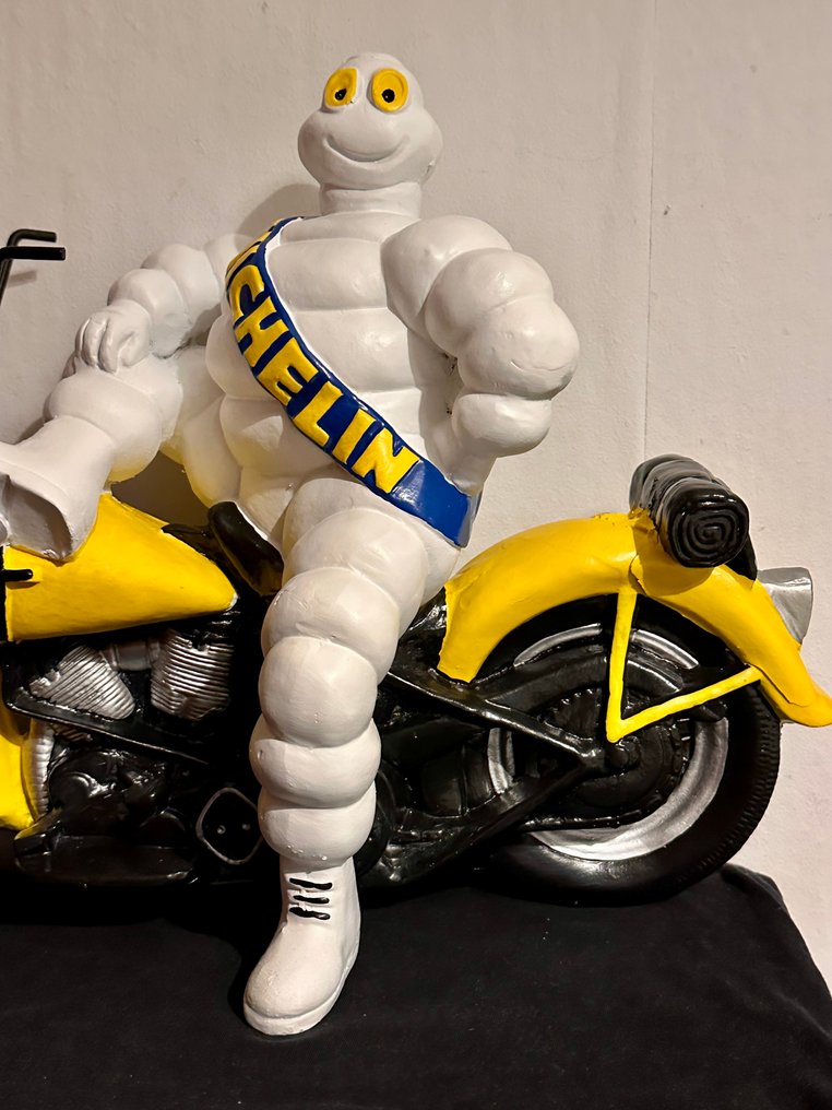 Una figura muy grande del hombre Michelin (Bibendum) en una motocicleta, sin reserva. - Michelin #3.2