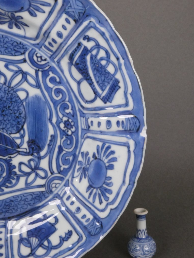 Wanli (1573-1619) - Μπολ - Many Buddhist Treasures - Scroll, Double Gourd Flask and Artemisia Leafs - Πορσελάνη - Ρηχό μπολ Kraak #3.2