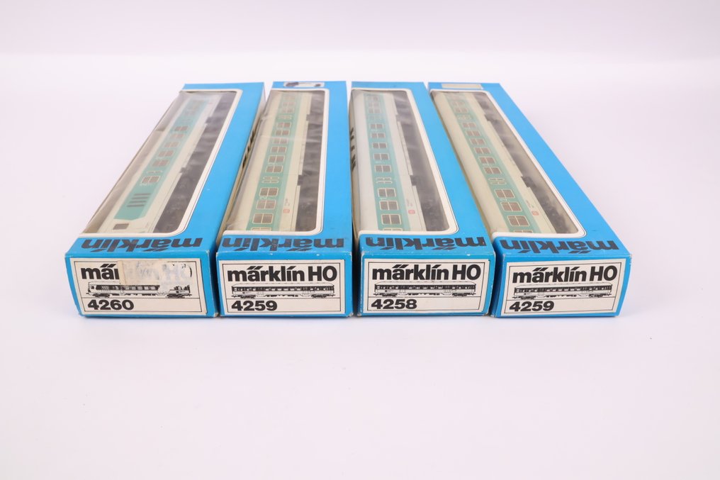 Märklin H0 - 4258/4259/4260 - Model train passenger carriage (4) - Four carriages beige/blue with control cab - DB #2.1