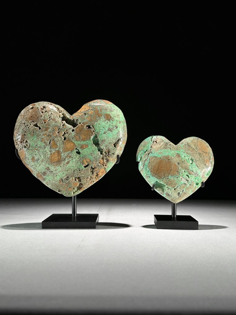 无底价 - 美丽的绿色史密森石一对 心形，放置在定制底座上 - 高度: 20 cm - 宽度: 17.2 cm- 3100 g - (2) #1.0