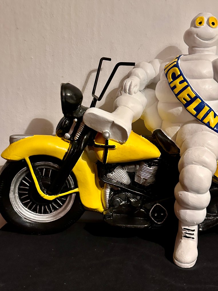 Una figura muy grande del hombre Michelin (Bibendum) en una motocicleta, sin reserva. - Michelin #2.1