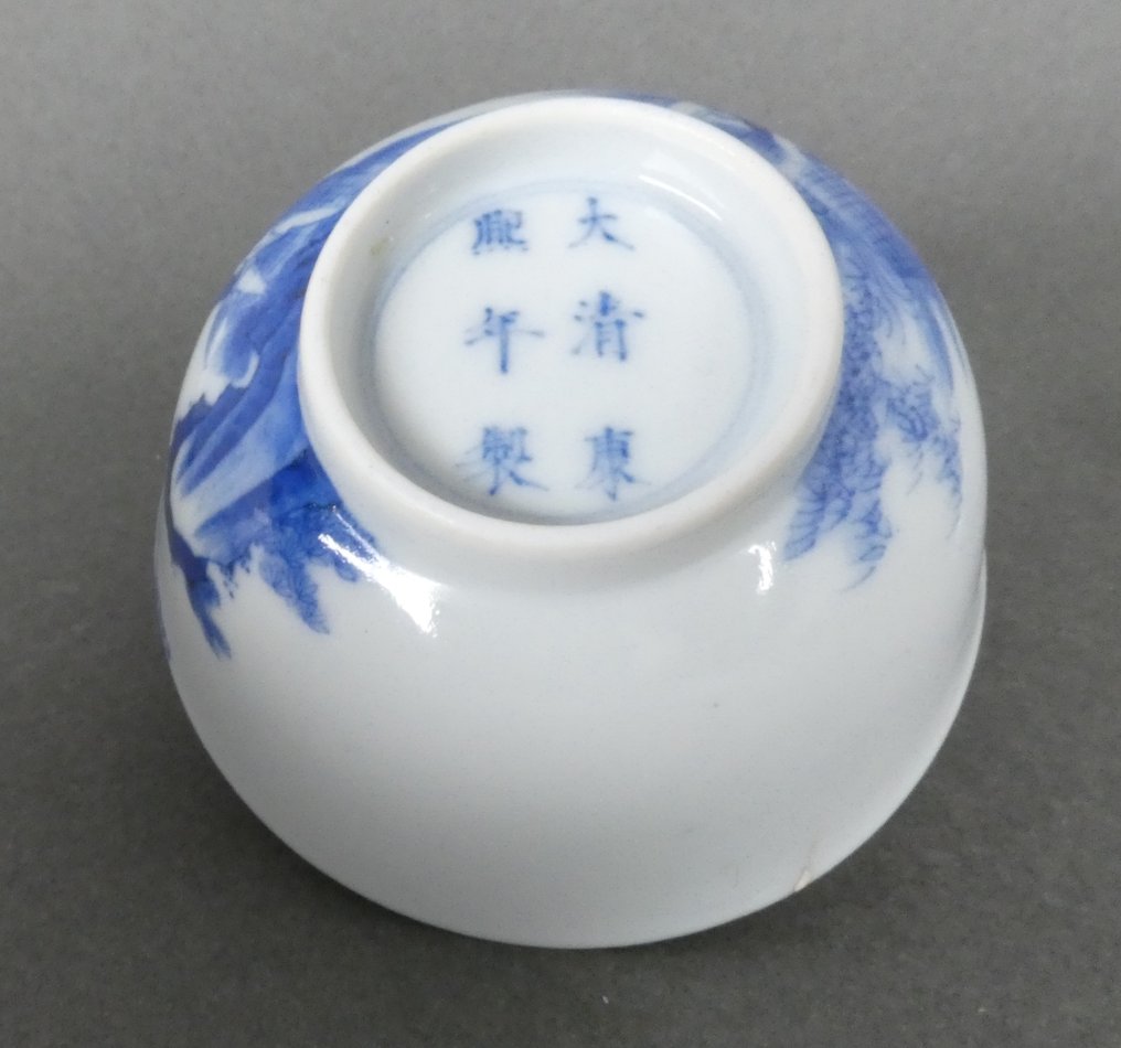 Qing (1644-1911) - Kangxi Six Character Mark - Kulho - Three Fishermen Catching a Fish - Da Qing Kang Xi Nian Zhi - Posliini - Ultra Fine Quality #4.3