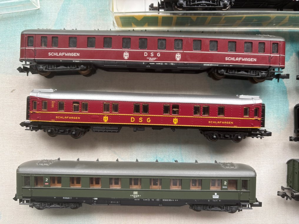 Minitrix, Roco N - Carrozza passeggeri di modellini di treni (9) - 9 diversi carrozze passeggeri della DB. - DB #4.3