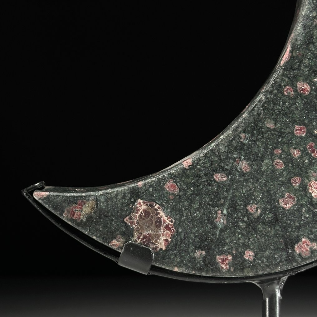 Inget utropspris - En vacker Ruby Zoisite Halvmåne på en anpassad ställning.- 2000 g #4.3