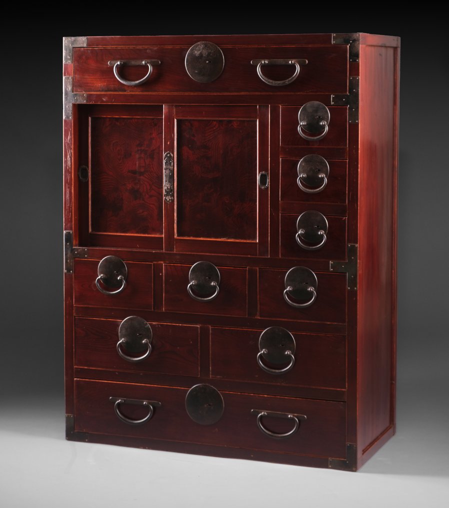 Dokumentenschrank für Händler (帳場箪笥, chôba’dansu) - Hinoki (Cypress) Holz, Keyaki (Zelkova) Holz, Sugi (Zeder) Holz, Gusseisen - Japan - Frühe Meiji-Zeit (zweite Hälfte des 19. Jahrhunderts) #1.0